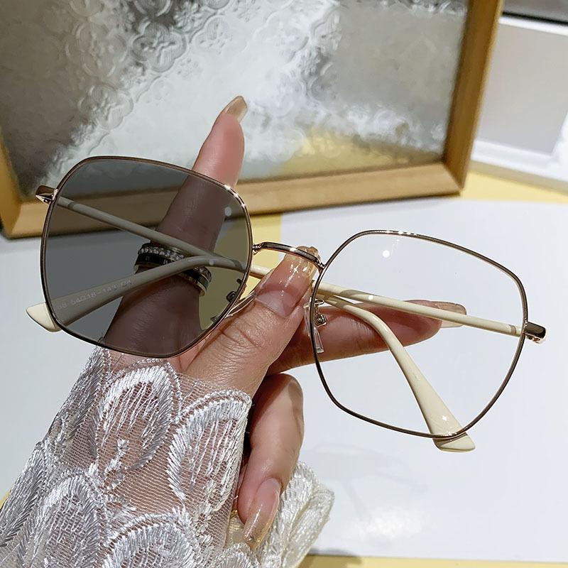 Anti-Blue Light Color-Changing Myopia Glasses, Women'S Ultra-Light Plain Face, Large Frame, Gray-Changing Tea, Light-Sensitive Color-Changing Myopia