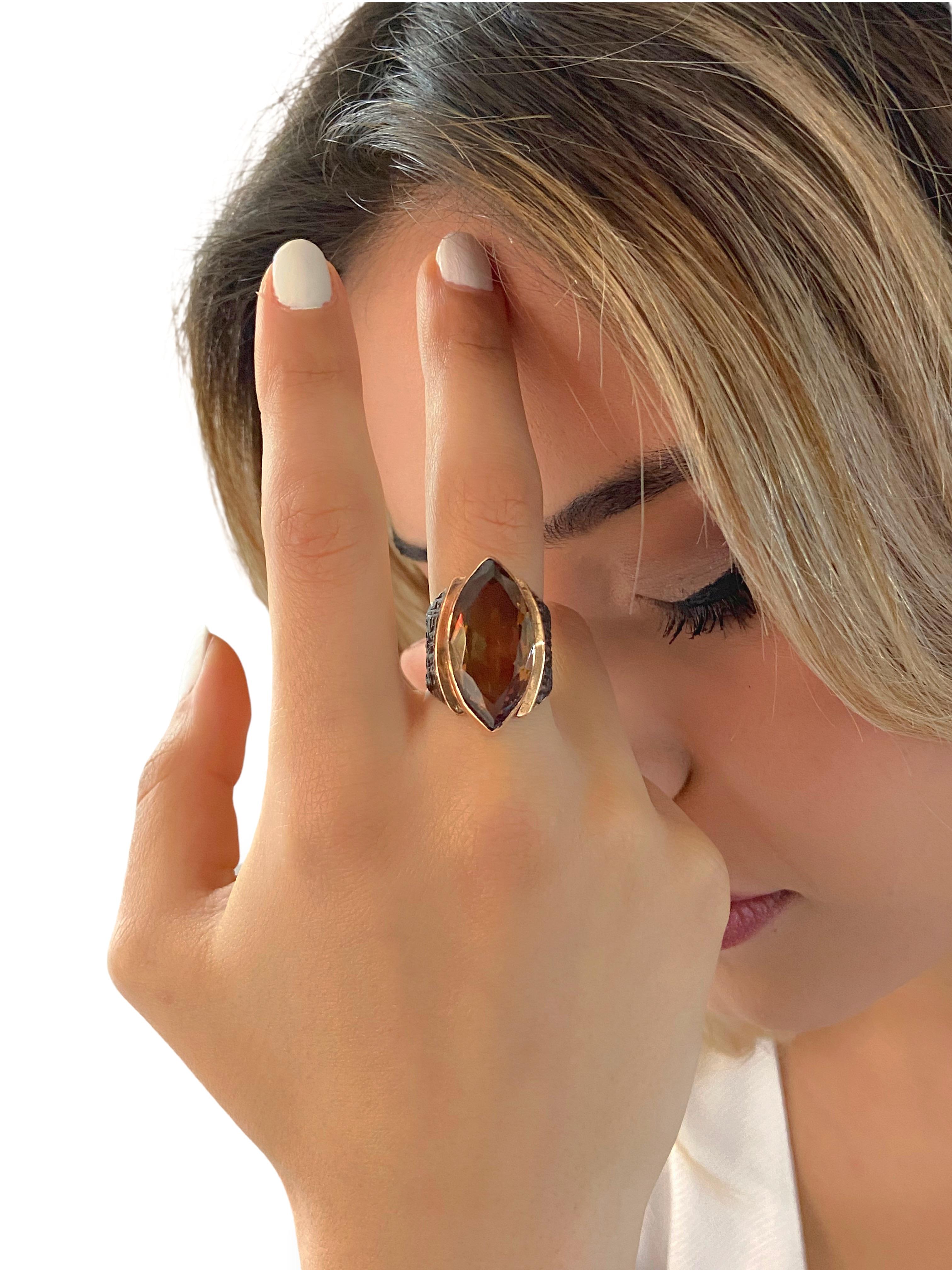 

Кольцо из серебра 925 пробы ручной работы с камнем-шаттлом из зултанита специального дизайна