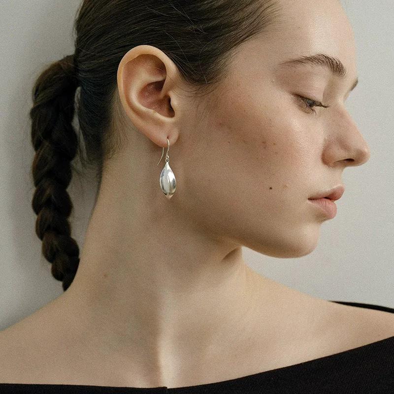 SR Family Winter Fruit Stud Earrings: Luxurious Simple Design with Brushed Wood Texture