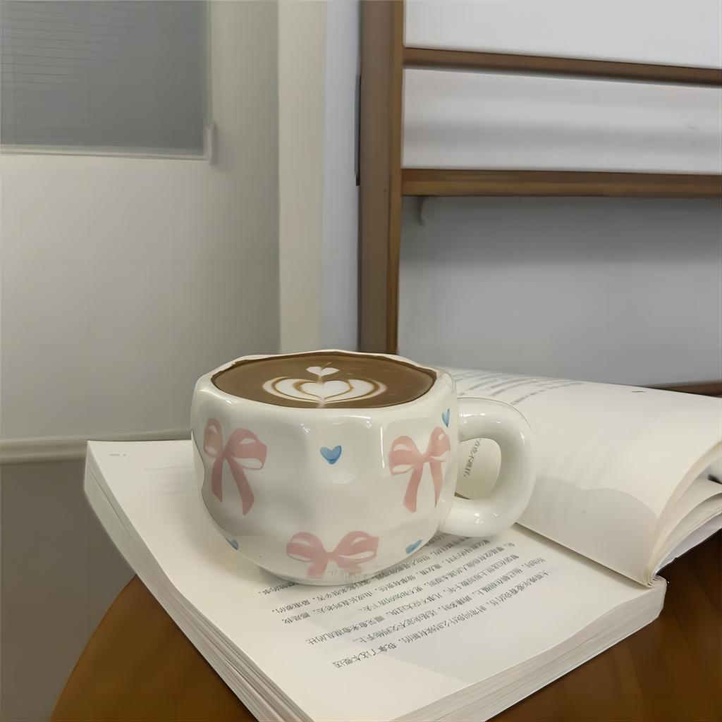 Vintage ručně malovaný květinový ručně vyráběný keramický šálek, ručně mačkaný nepravidelný šálek na kávu