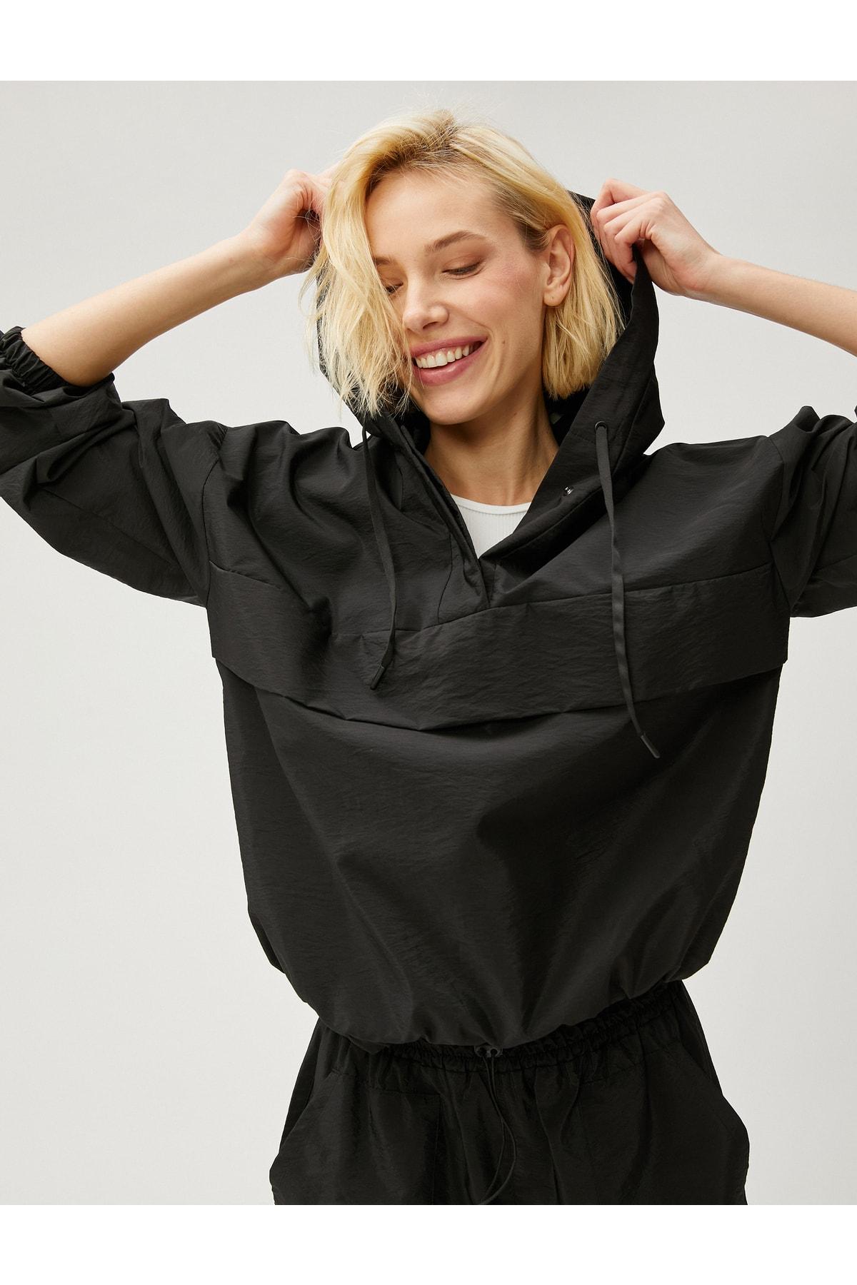 

Толстовка с капюшоном и эластичной резинкой на талии..