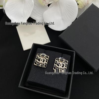 Pendientes de botón cuadrados Seiko Coco Style para mujer en cuero negro con diseño de doble C totalmente de diamantes