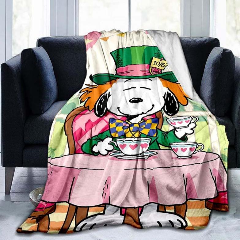 Cute Snoopy print soft and warm blanket, perfect for naps, sofas, beds, camping trips, the office, birthday and holiday gifts.