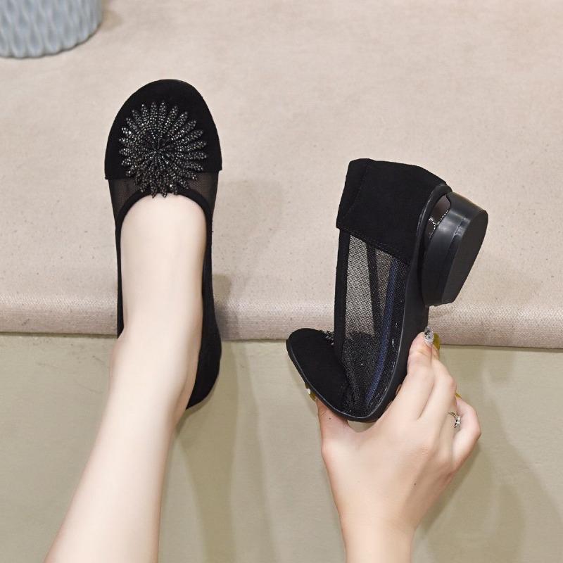 The 2025 Summer and Autumn New Style of Women's Fashion Soft Leather Round Toe, Shallow Opening and Perforated Mesh Single Shoes