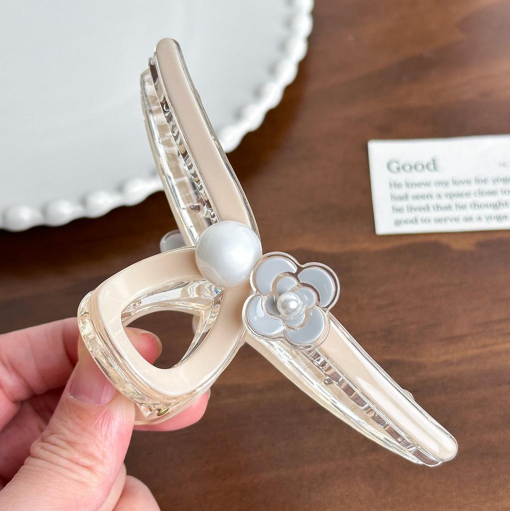 Crafted Retro Beautifully Hair Claw Clip With Elegant Pearl Design For Looks Sophisticated