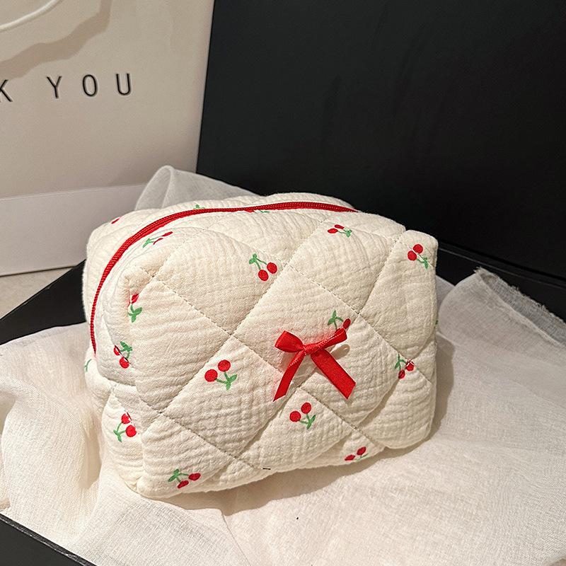 Women's Travel Organizer Cosmetic Toiletry Pouch Cute Make Up Handbag Clutch Purse Fashion Flower Quilted Makeup Storage Bag