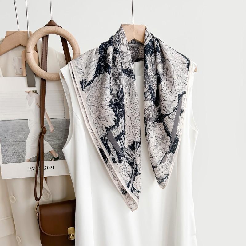 New Light and Elegant Beige Simulated Silk Texture Small Square Scarf, Women's High-end Fashion Double-sided Printed Silk Scarf