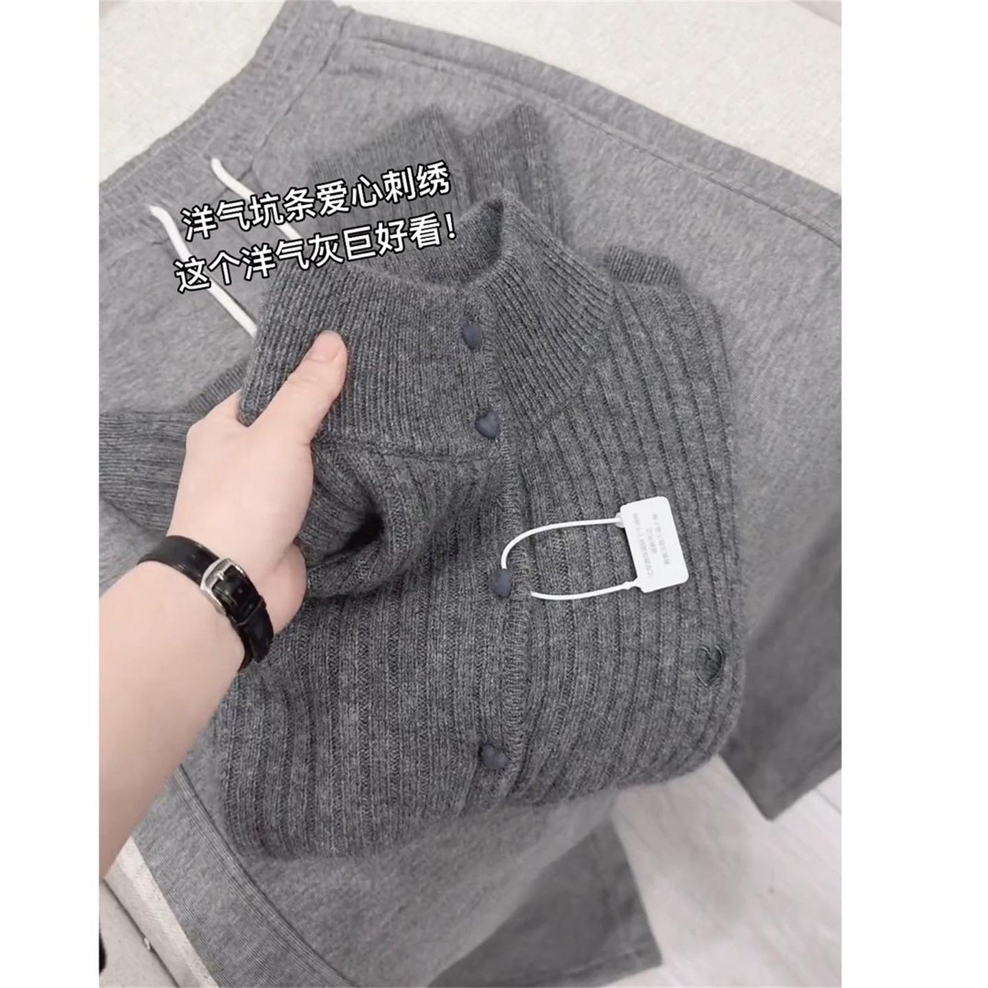 

Trendy Semi-High Neck Ribbed Sweater for Women with Heart-Shaped Buttons and Embroidery - Perfect for Autumn and Winter. S (80-95 jin)