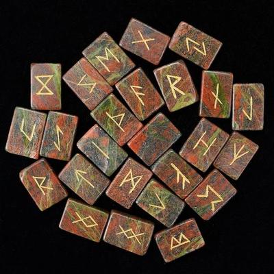Crocon Klarquarz Rechteckform Edelstein Runen Mit Älterer Futhark Alphabet Graviert 25 Stück Set | Mit Beutel | Größe: 20-25 mm