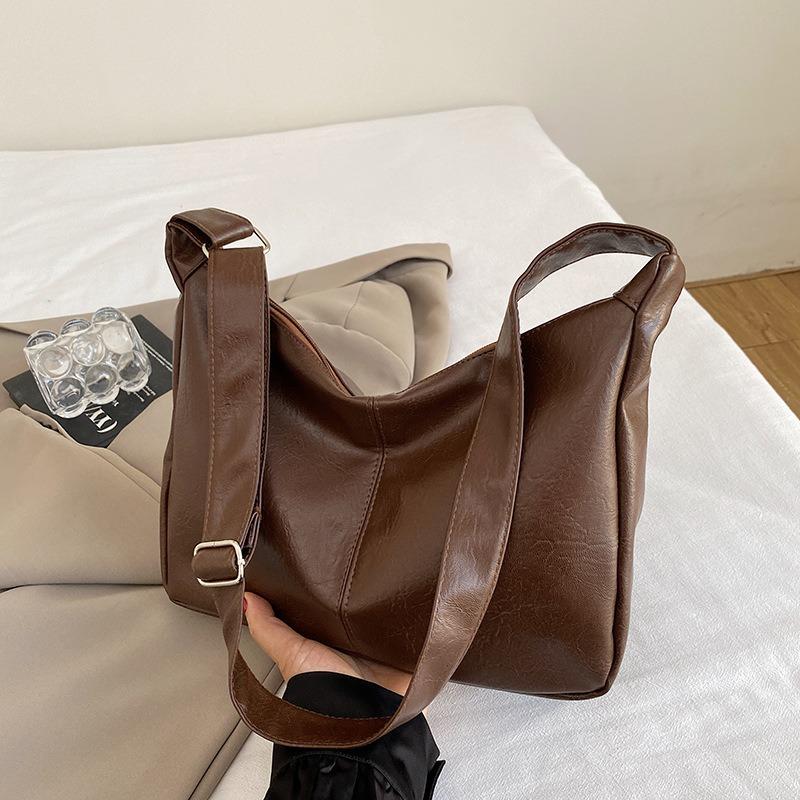 

Large capacity bag women s summer versatile new retro niche design shoulder messenger bag women s dumpling bag