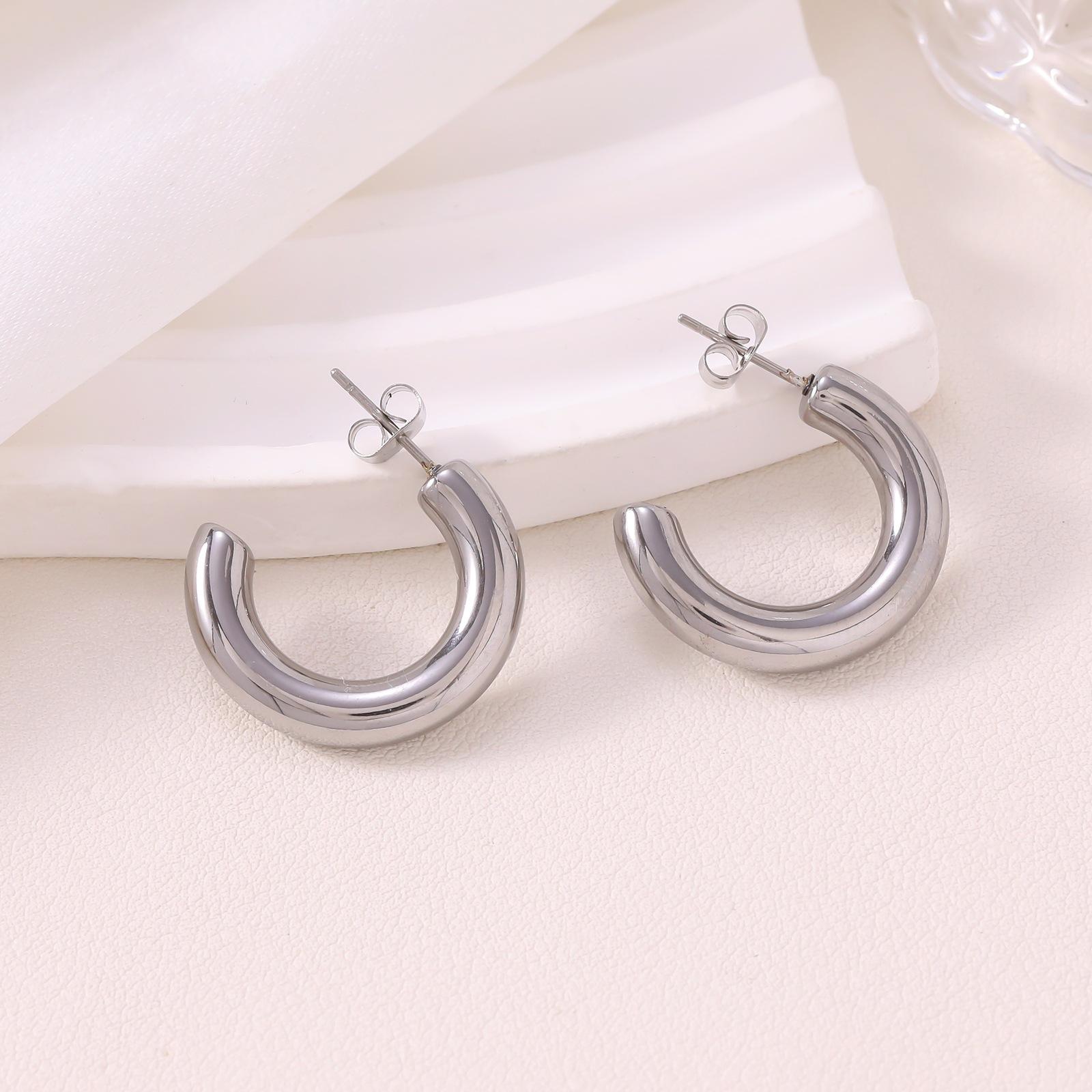 European and American stainless steel C-shaped earrings, high-end fashion and versatile earrings, temperament trend INS stainless steel stud earrings