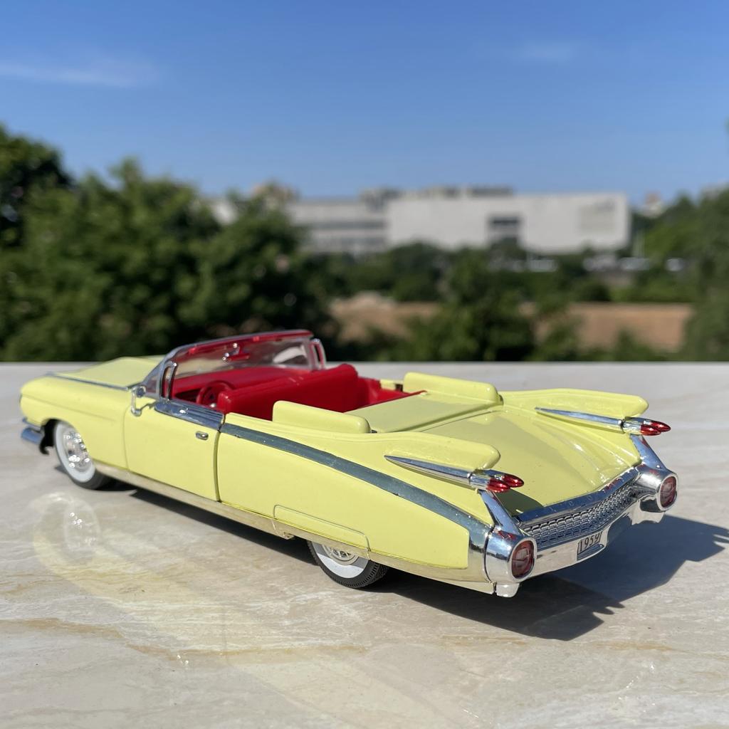 Diecast 1:32 Scale  American Emotional Car Cadillac Classic Car Alloy Car Model Collectible Toy Gift Souvenir Display Ornament
