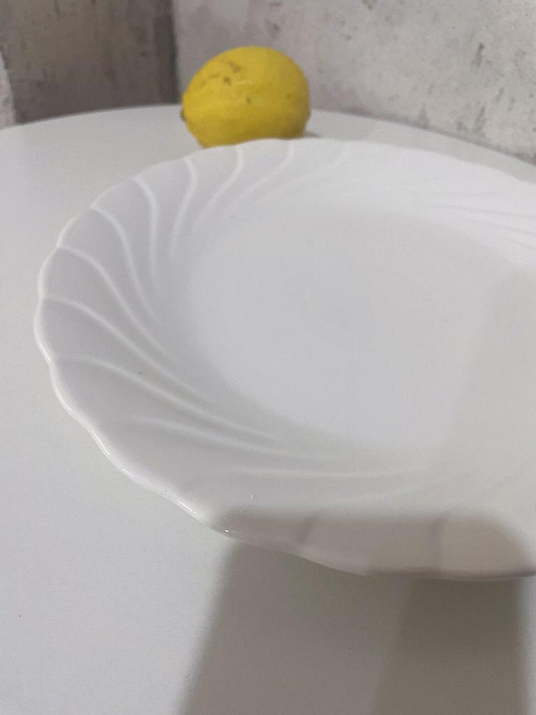 Elegant White Ceramic Sunflower Plate for Hotels - Perfect for Cold or Hot Dishes.