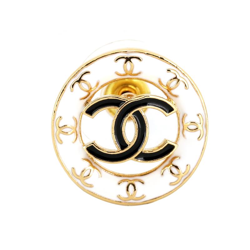 

CHANEL [24P Spring and Summer New Products] Round Center Decorated with Brand Logo Metal Earrings Women’s White білий