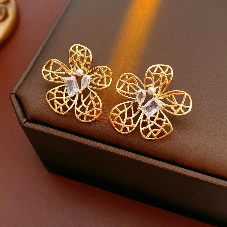 

Серьги-гвоздики с цирконом в виде цветка с полой сеткой для женщин 2025 Модные Универсальные Простые Темпераментные Серьги Высококлассные Аксессуары