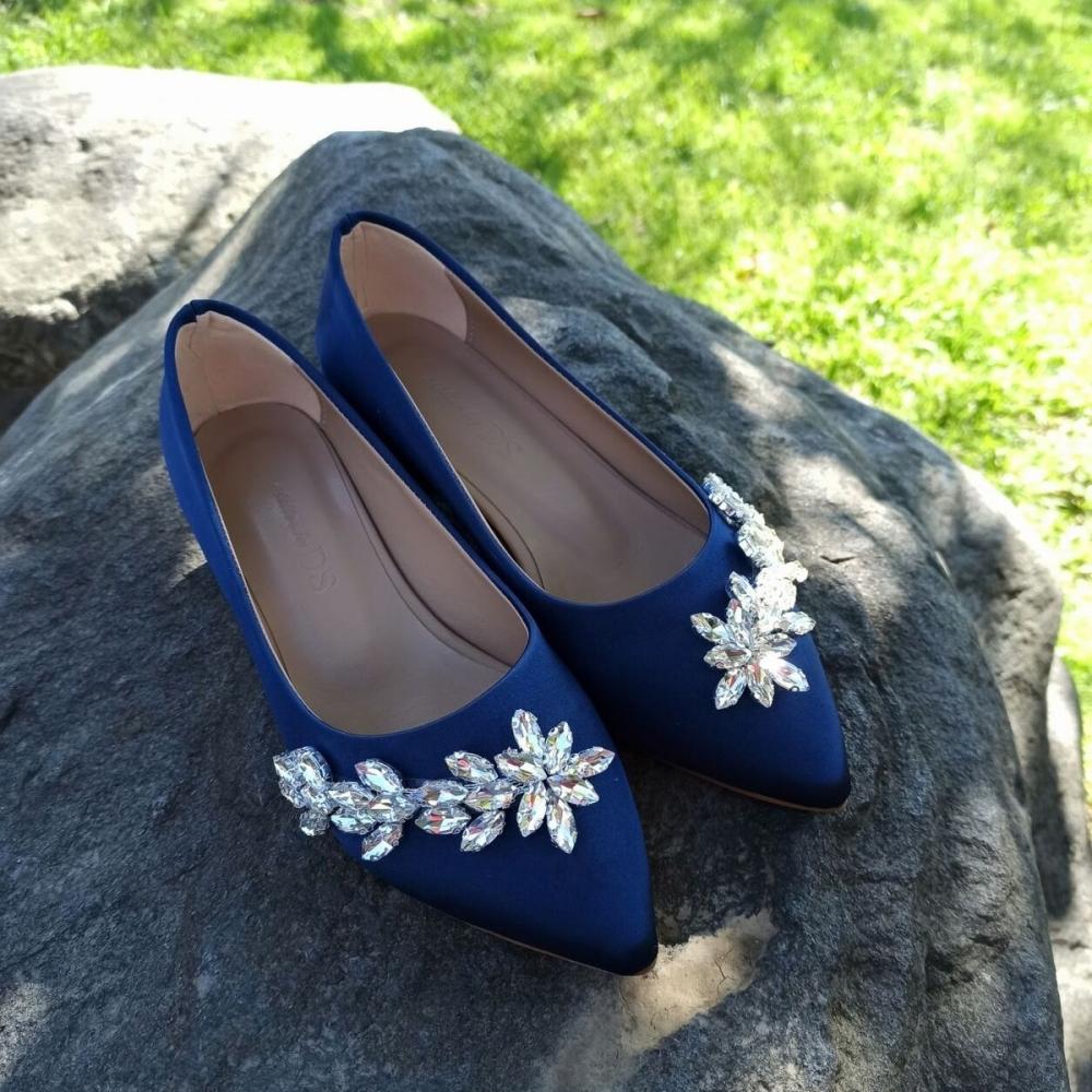 Chaussures plates pour femme en satin bleu marine avec feuille de