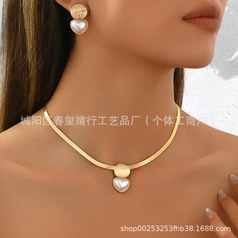 Elegant Clavicle Geometric Heart Pendant Necklace Earrings Jewelry Set French Retro Women'S Suit Batch