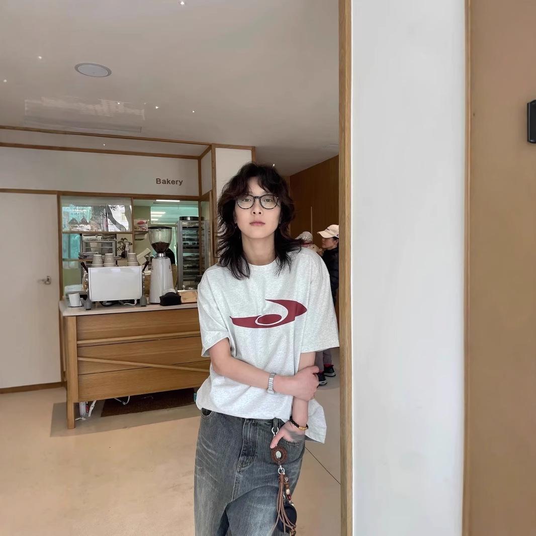 

Унисекс Футболка из хлопка белого и серого цвета с принтом логотипа в американском ретро-стиле - Короткий рукав, Свободный крой 3XL белый/серый