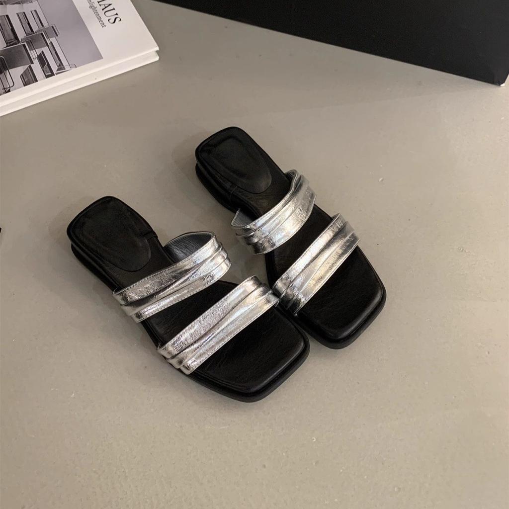 Thick-soled one-word slippers for women to wear in summer, new slope heel sandals, French gentle fairy wind open-toed beautiful sandals
