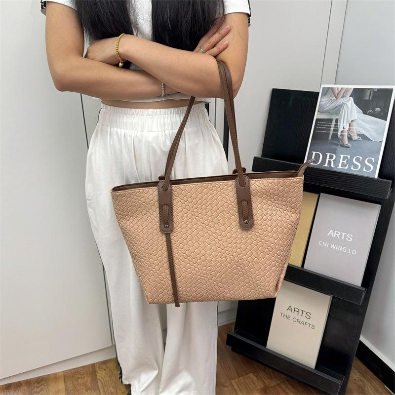 Large capacity woven bag women's new autumn and winter retro versatile shoulder underarm bag portable tote bag
