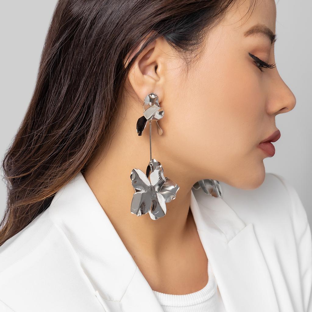 Personalized Liquid Fluid Metal Pleated Lotus Leaf Earrings, Niche Cold Wind Pearl Stud Earrings