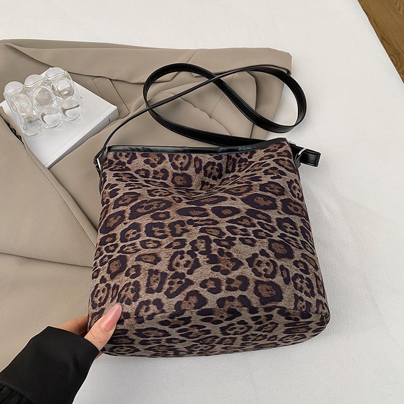 Deerskin velvet leopard print large-capacity bag women's 2025 new trendy Korean niche bucket bag versatile shoulder armpit bag