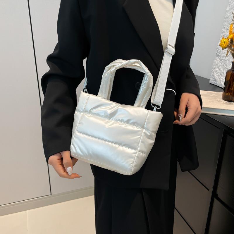 Personalized winter casual fashion women's bags, simple niche design, portable messenger trendy bucket bag