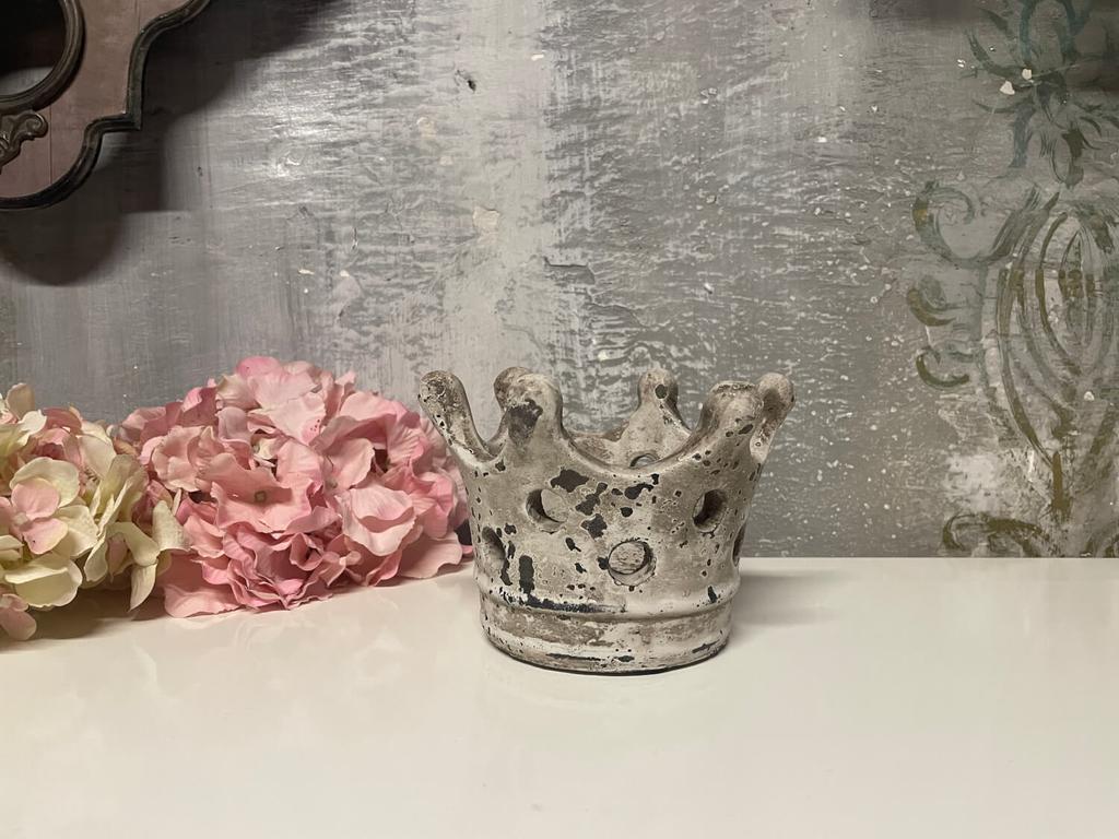 Intentionally aged decorative cement crown