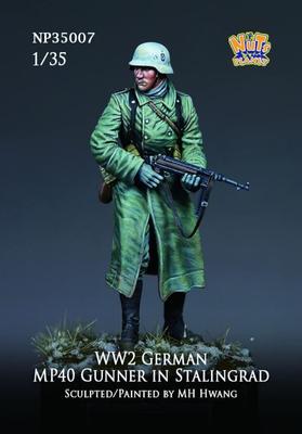 Nuts Planet 1/35 Tweede Wereldoorlog Duitse Wehrmacht Onderofficier in Jas met MP40, Stalingrad Hars Kit NP-35007 Gekleurd Gevormd
