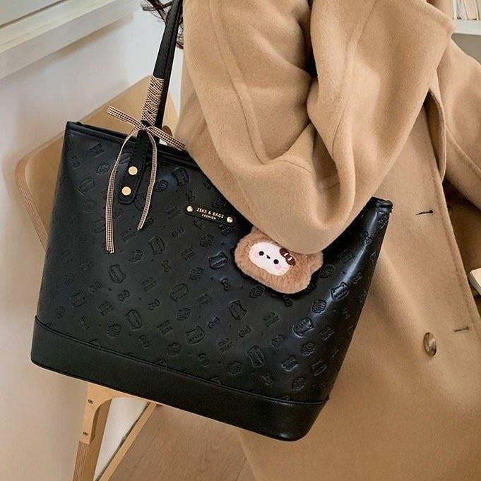 Retro Hello Kitty Cat Shoulder Bag For Women And Men With Pu Material And Spacious Storage