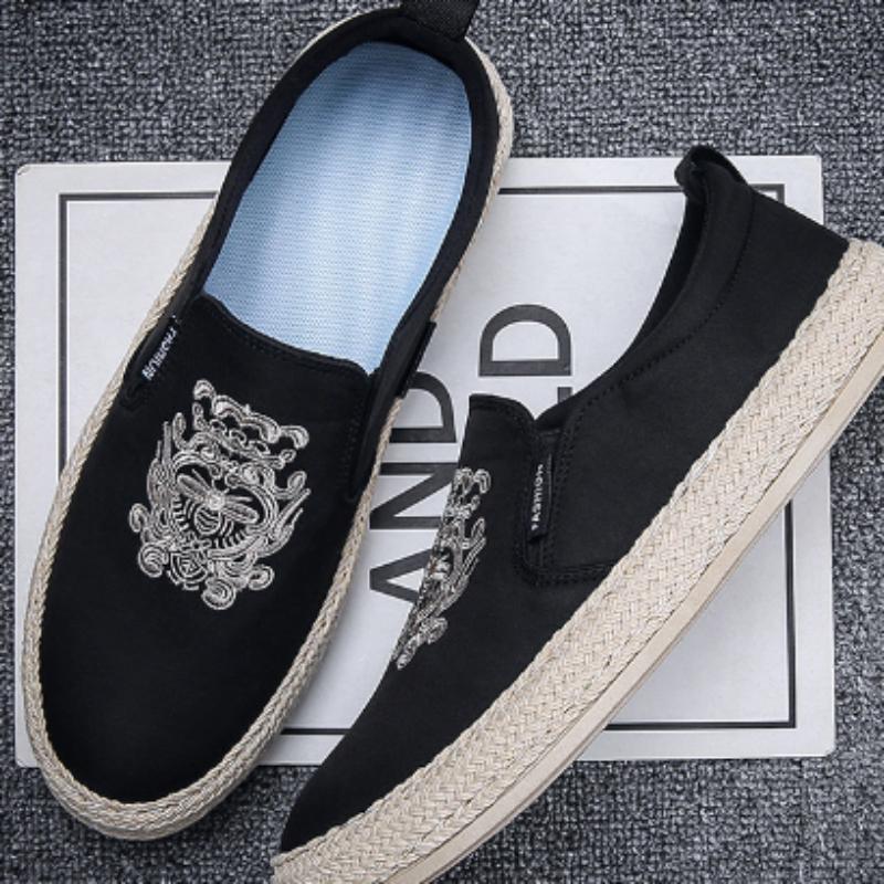 New Men Casual Loafers Classic Comfort Embroidered Tiger Shoes Letter Printing Slip On Footwear Male Soft Sole Sole Shoes