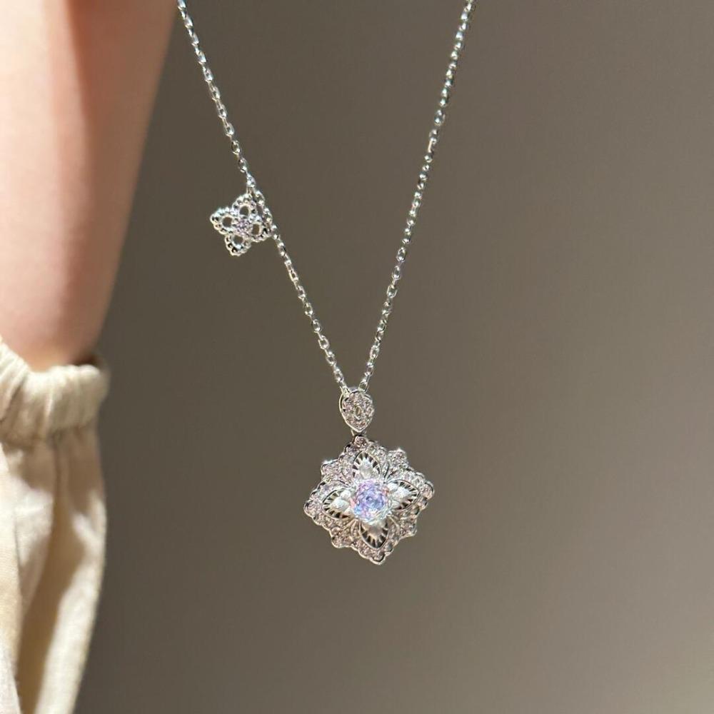 French Retro Iridescent Mermaid Necklace Fashionable Four Leaf Clover Pendant with Glittering Rhinestones for Women