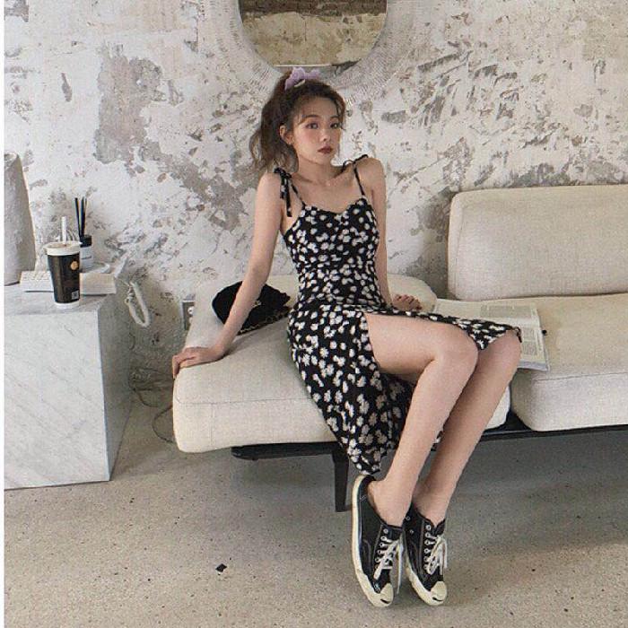 

Женское облегающее платье миди с подтяжками на весну 2023 года с цветочным принтом и маргаритками Medium чёрный