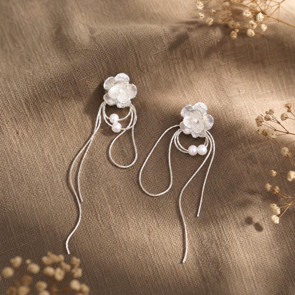 Exaggerated 3D Flower Pearl Earrings: Light Luxury, High-End Metal Style Studs