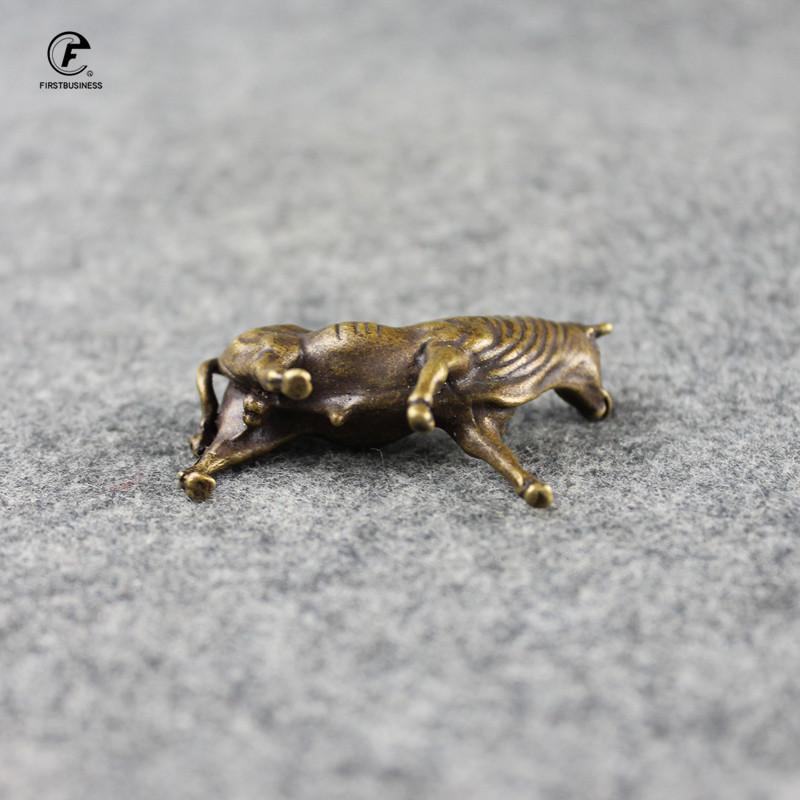 Mini Portable Retro Brass bull wall street Statue Sculpture Hand Toy Gift Keychain Ornament Home decoration ornaments Home Decor