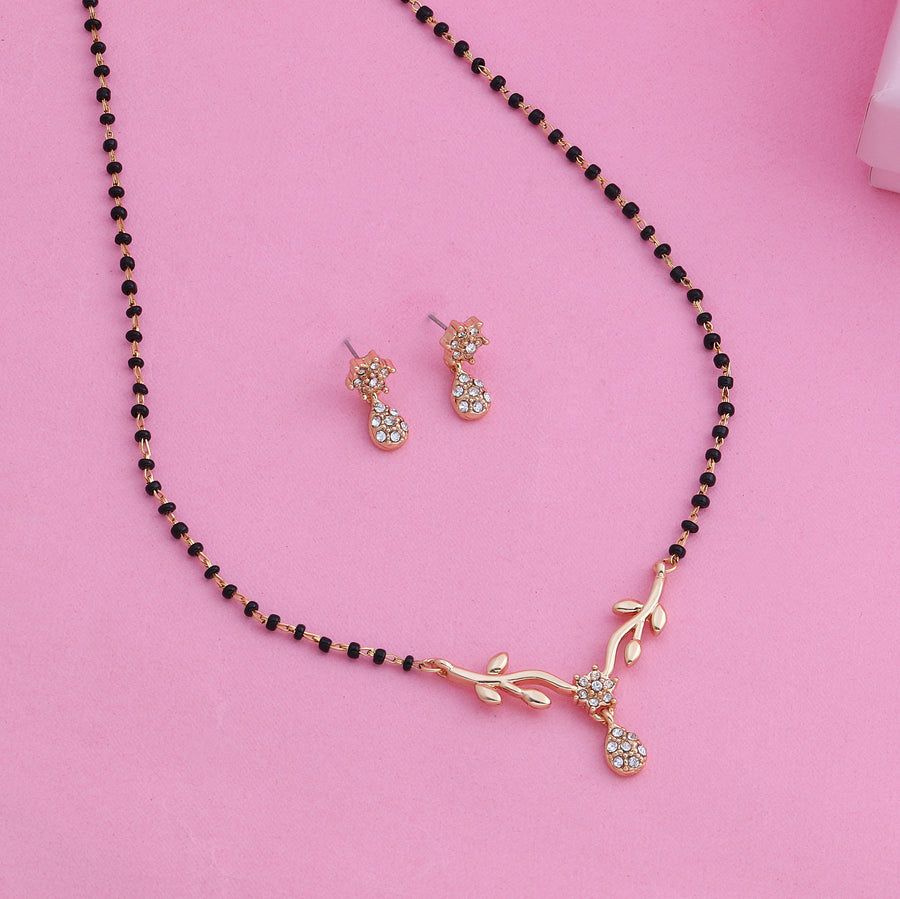 Sada pozlaceného květinového náhrdelníku Estele s přívěskem Mangalsutra pro ženy