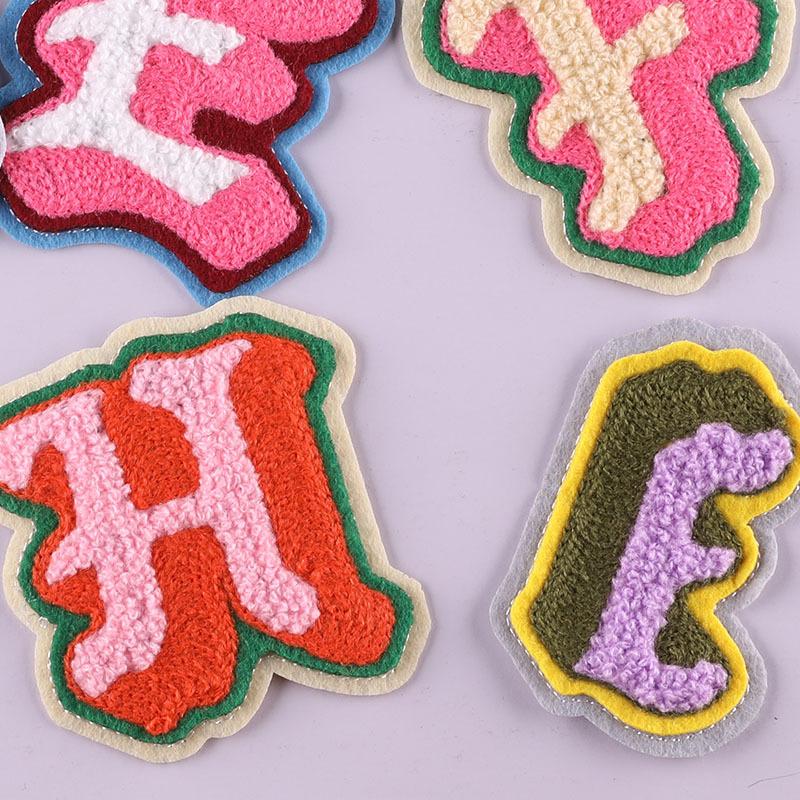 Etykieta z haftem komputerowym Haft na ręczniku Naszywka z alfabetem angielskim Akcesoria odzieżowe Etykieta materiałowa Naszywka samoprzylepna Naklejka Haftowana naszywka materiałowa