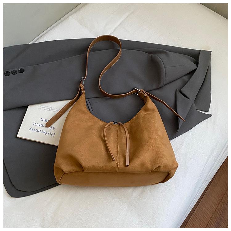 

Сумка большой вместимости женская 2025 осень новая ретро сумка на плечо подмышку, в зарубежном стиле для работы и отдыха, нишевая сумка-тоут