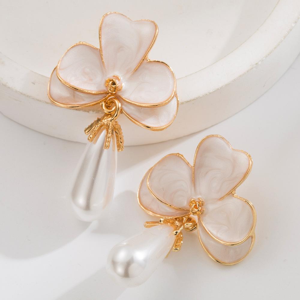 

Retro Alloy Flower-shaped Droplet-shaped Pendant Earrings - Luxurious, Niche Design, High-end Ear Jewelry білий