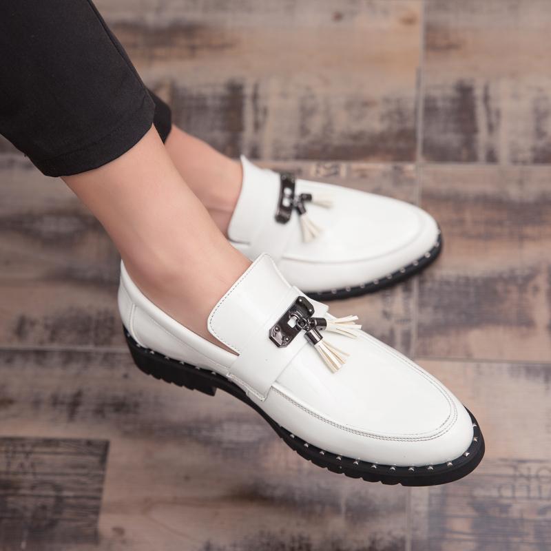 New Metal Buckle Tassel Loafers Men's Shoes Glossy Nightclub Party Low Heel Pointed Casual Shoes Classic Slip On Men's Moccasins