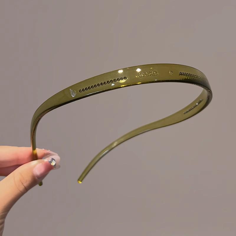 Fresh Travel Girl Headwear: Non-Slip Acetate Headband & Hairpin, Blue-Green, Comfortable for Ear Cartilage and Glasses.