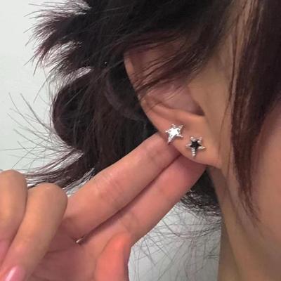 Elegáns Diamond Star fülmandzsetták - fekete-fehér, ötpontos kialakítás nőknek