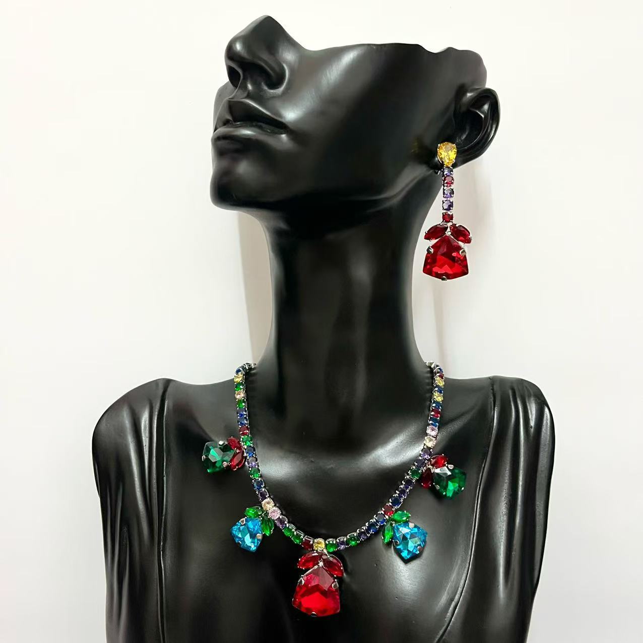 French Court Style Zircon Water Drop Pendant Necklace Light Luxury High Sense Collarbone Chain Exquisite Design Sense Niche Item Decoration