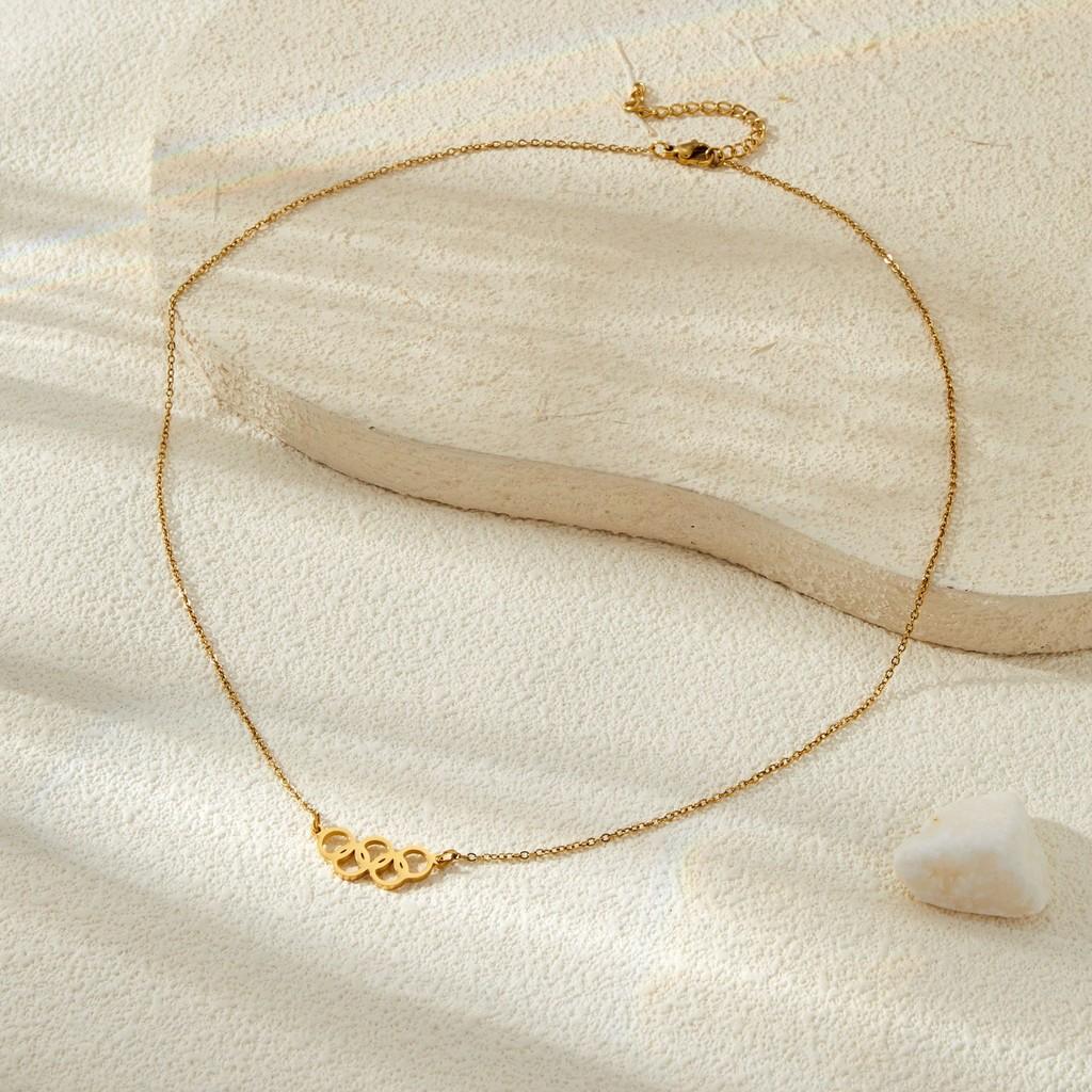 Modische 18k Gold- und Silber Titanstahl Fünf-Ring Anhänger Halskette für schicken Alltag