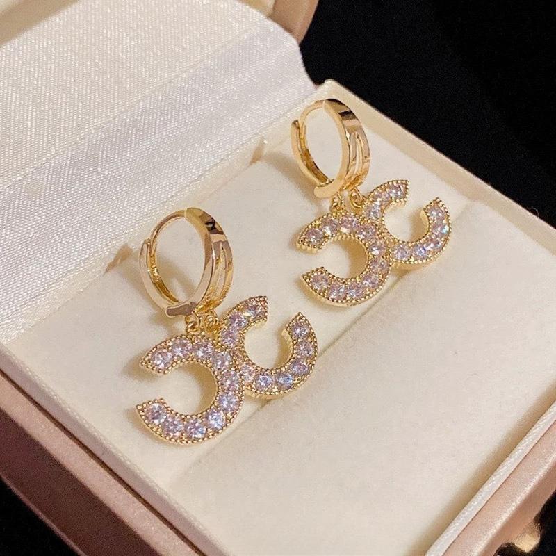 Pendientes de perlas de alta gama de moda Pendientes retro de nicho francés de lujo ligero Pendientes de perlas simples y versátiles para mujer