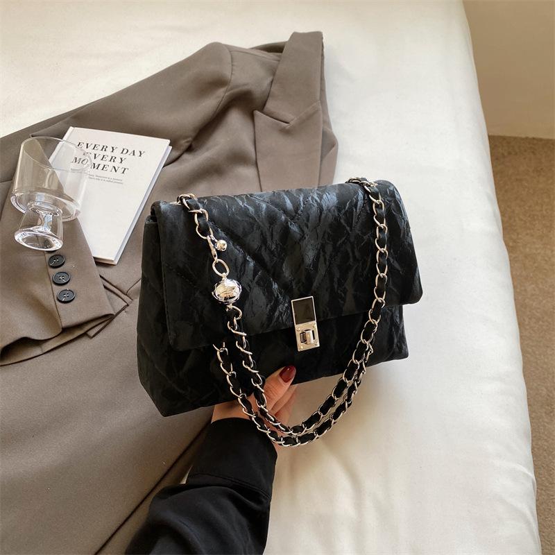 

Trend retro underarm women s bag 2025 new simple fashion chain messenger bag foreign style niche shoulder small square bag чёрный