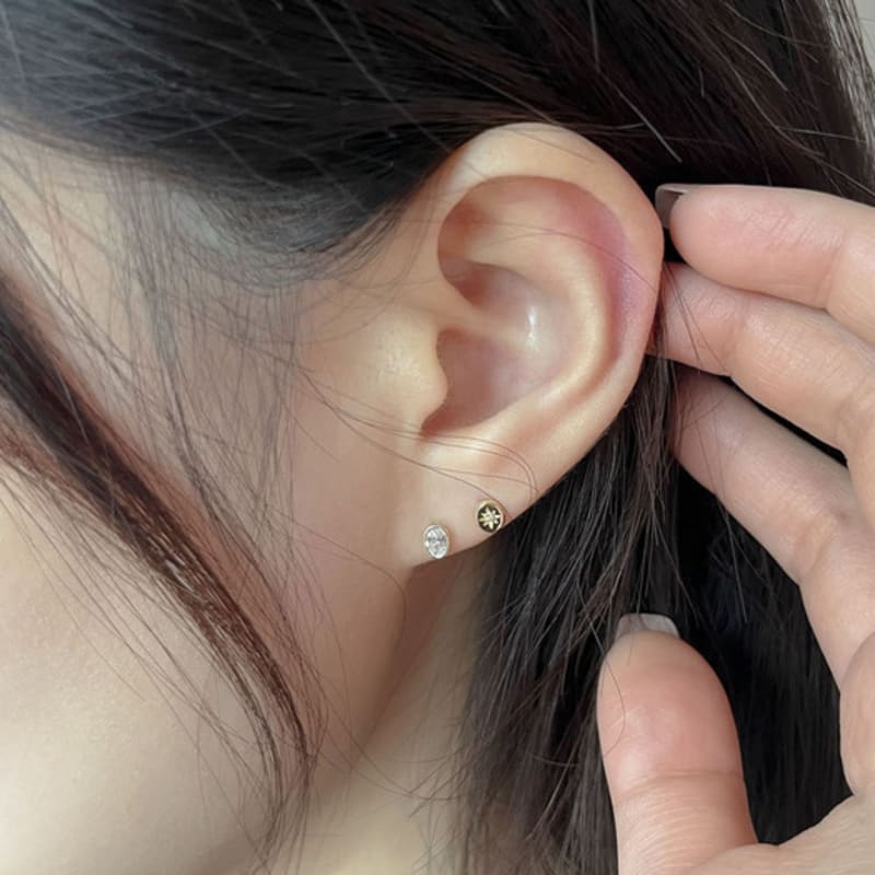 youngglow 14k oval cubic piercing