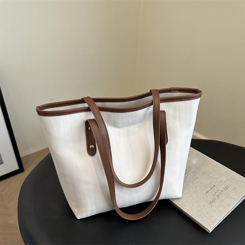 Fashionable Large Capacity Tote Bag For Women Stylish Casual Shoulder Bag With Polyester Lining