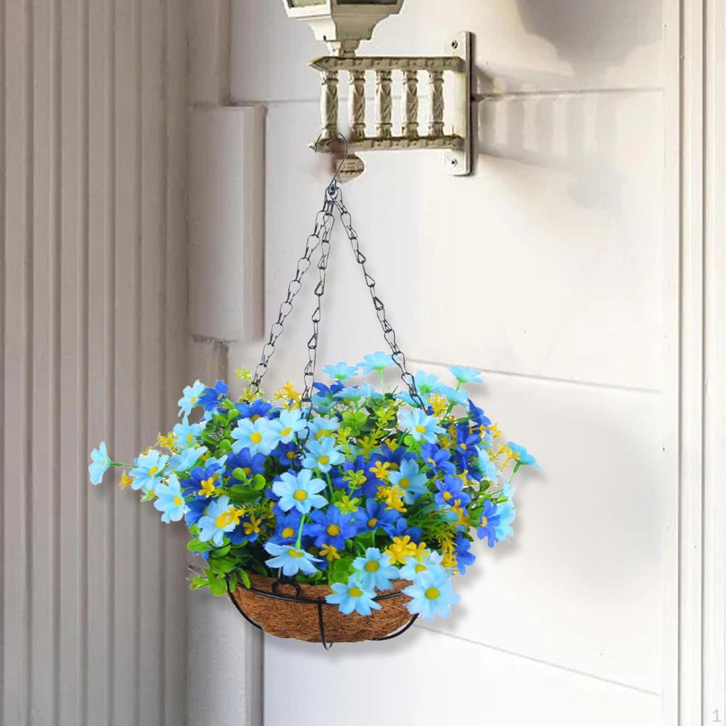 Blumenarrangement im Hängekorb mit Kette für Gartendekoration