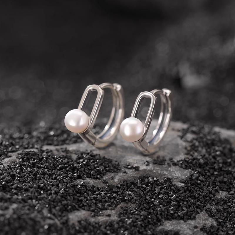 Korean Fashion Hollow Oval Earrings: Autumn/Winter Women s Versatile Ear Hoops with Exquisite Style
